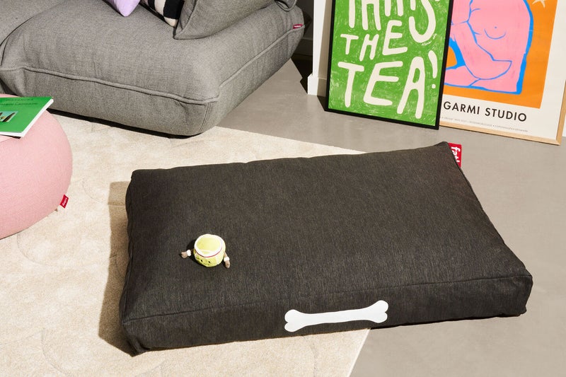 Fatboy سرير الكلاب فاتبوي دوغيلونج أوليفين | مصنوع من قماش أوليفين | قوي ودائم | مقاوم للماء والأوساخ | سهل التنظيف | للاستخدام الداخلي والخارجي | حشوة (EPS) | كبير | 120x75x14 سم - رمادي رعدي - Image 5